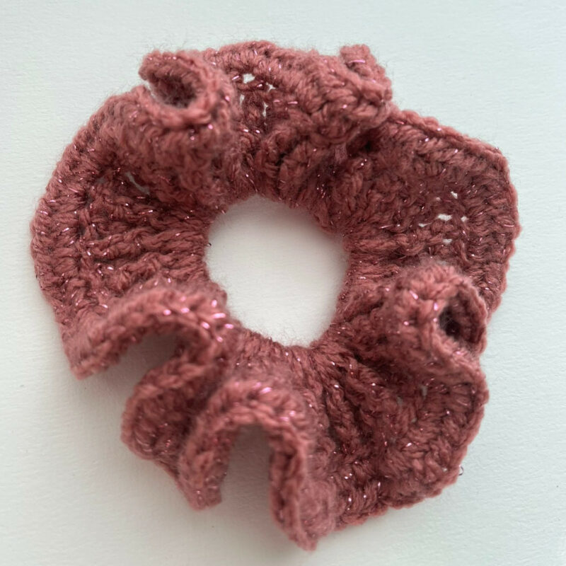 Chouchou en acrylique mauve chaud avec filaments brillants